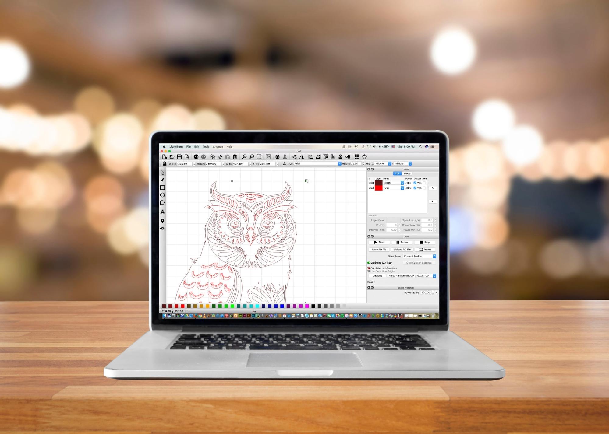 LightBurn gebruikersinterface op laptop met uil-ontwerp in vectorweergave